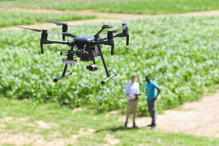 Drohne fliegt über Feld