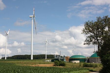 Windräder vor Biogasanlagen