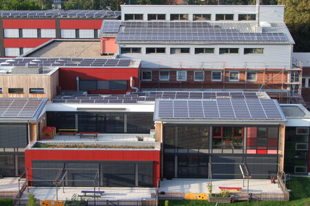 Gebäude mit PV-Modulen