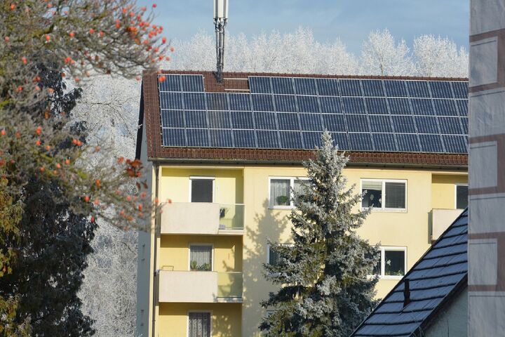 Mehrfamilienhaus mit PV auf dem Dach 