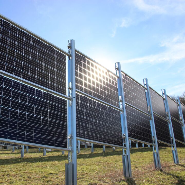 Photovoltaik Module mit Sonnenstrahlen