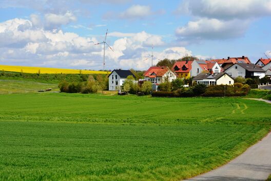 Windenergieanlagen in einer Wohnlandschaft