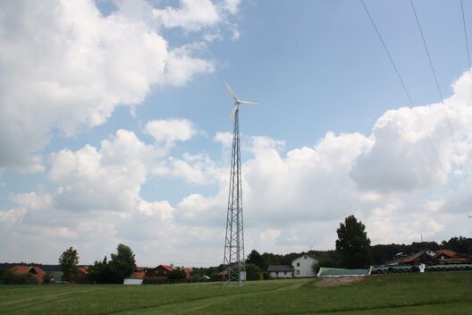 Kleinwindkraft vor blau-weißem Himmel