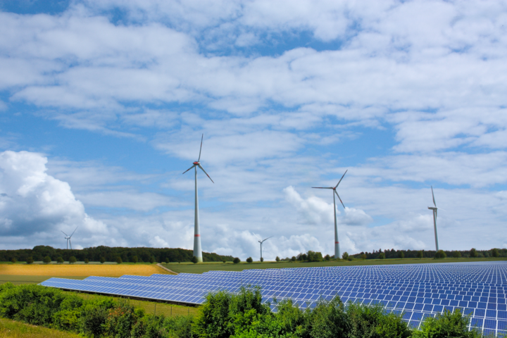 Bild einer Landschaft mit Windkraftanlagen