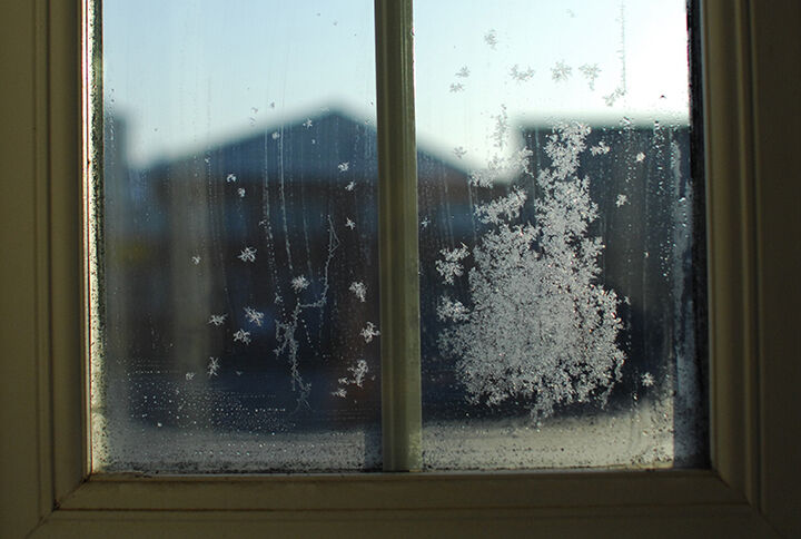 Fensterschreibe mit Eiskristallen