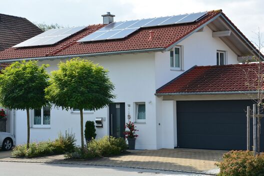 Haus mit PV-Modulen auf dem Dach