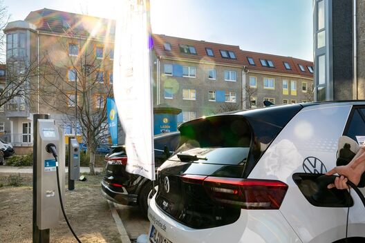 Elektroautos und Wohnhäuser