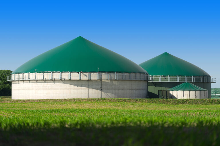 Foto einer Biogasanlage auf einer grünen Wiese
