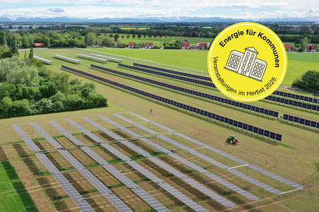 Photovoltaik-Anlage auf einem Feld mit Traktor