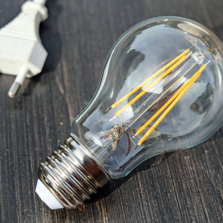 Energieeffizienz_Beratung_Bild_Pixabay_1195798.jpg LED-Glühbirne mit Stecker