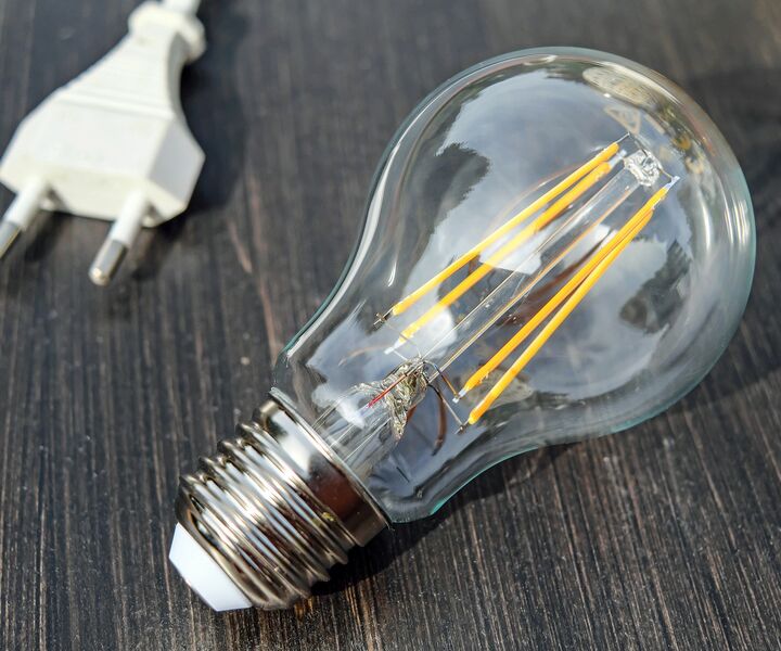 LED-Glühbirne mit Stecker
