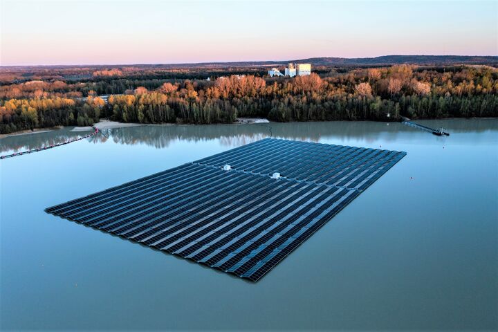 Foto einer Solaranlage, auf einem See