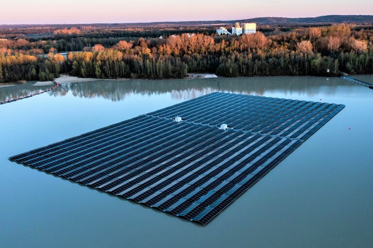Foto von einer Photovoltaik-Anlage, die auf einem See schwimmt.