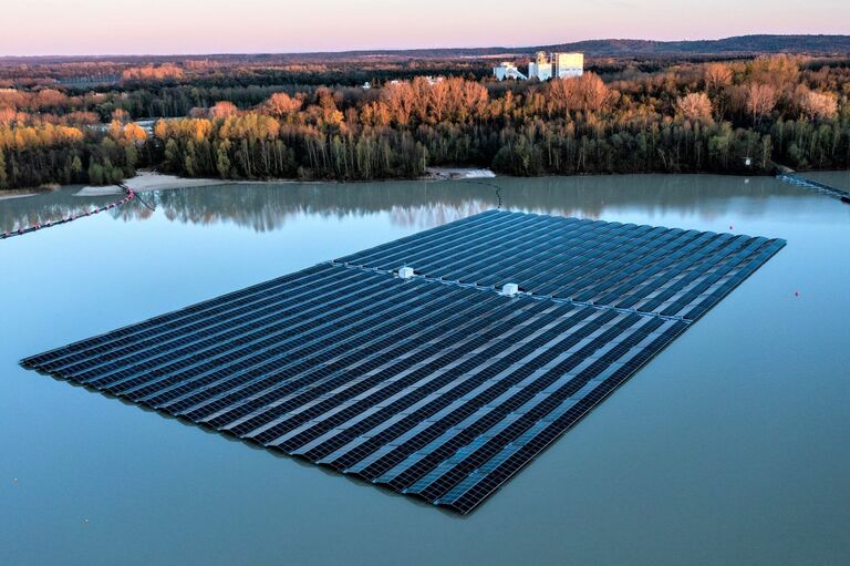 Foto von einer Photovoltaik-Anlage, die auf einem See schwimmt.