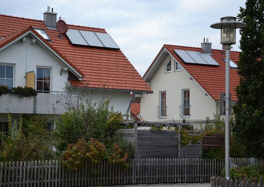 Zwei Häuser mit Solarthermie-Modulen