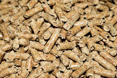 Holzpellets liegen aufeinander