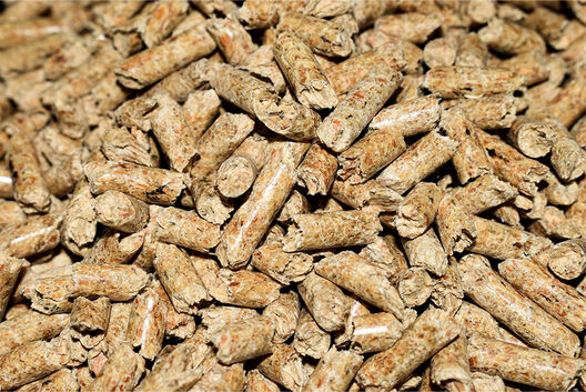 Holzpellets liegen aufeinander